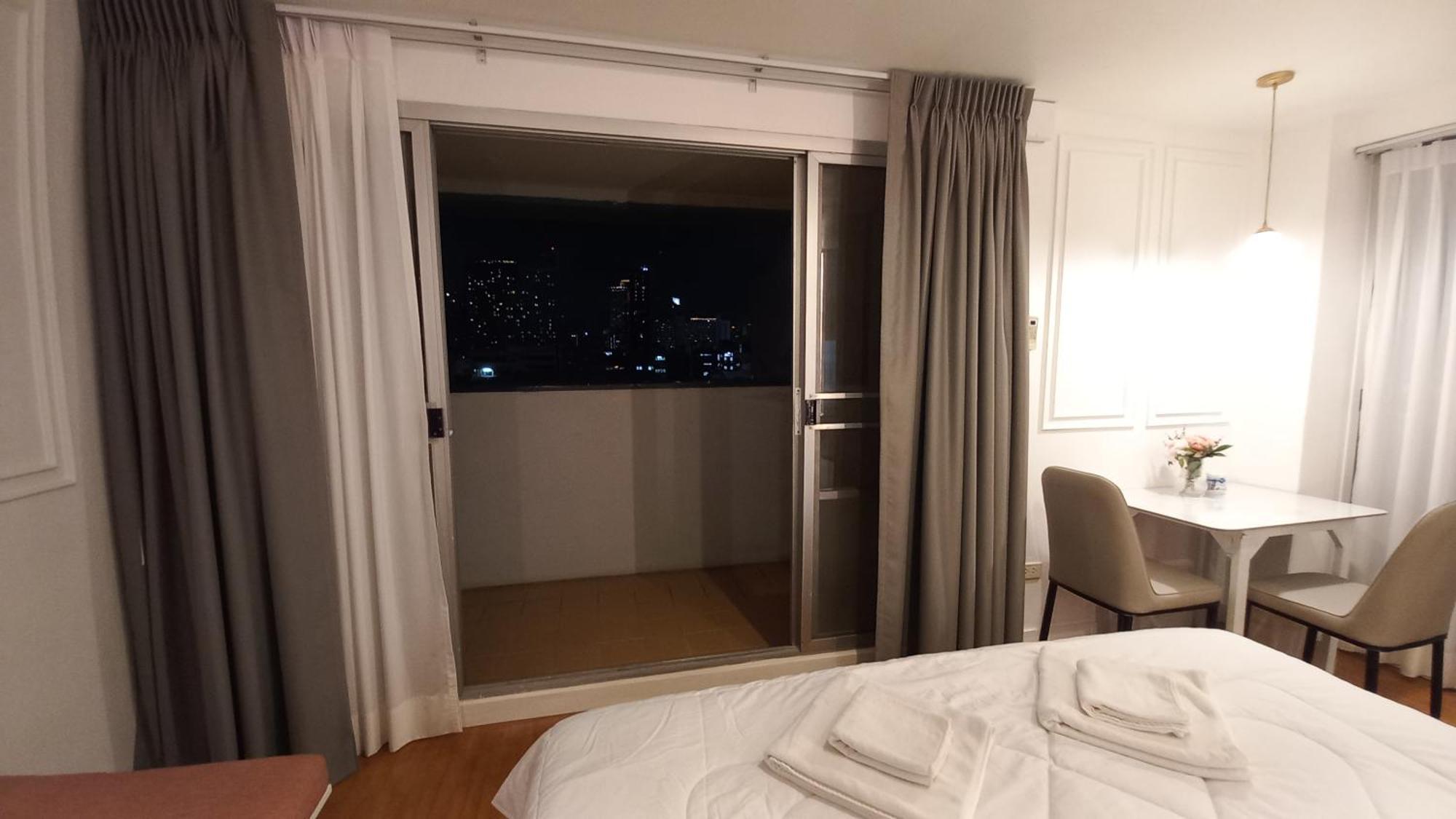 Panoramic City View Room At Silom Bangkok Zimmer foto